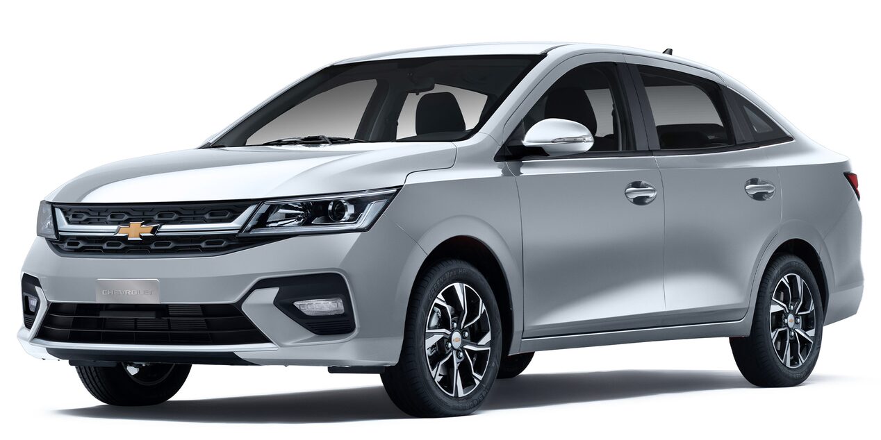 Chevrolet Sail en color plata metálico