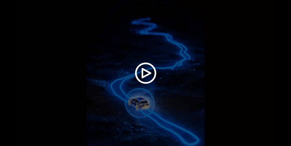 Marco de video predominantemente oscuro con elementos gráficos azules brillantes que representan una carretera y un vehículo conectado a OnStar.