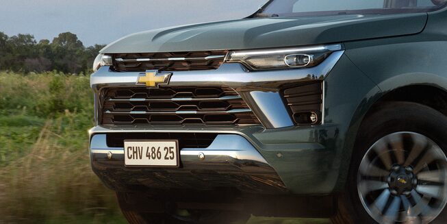 Vista lateral frontal Chevrolet Colorado High Country