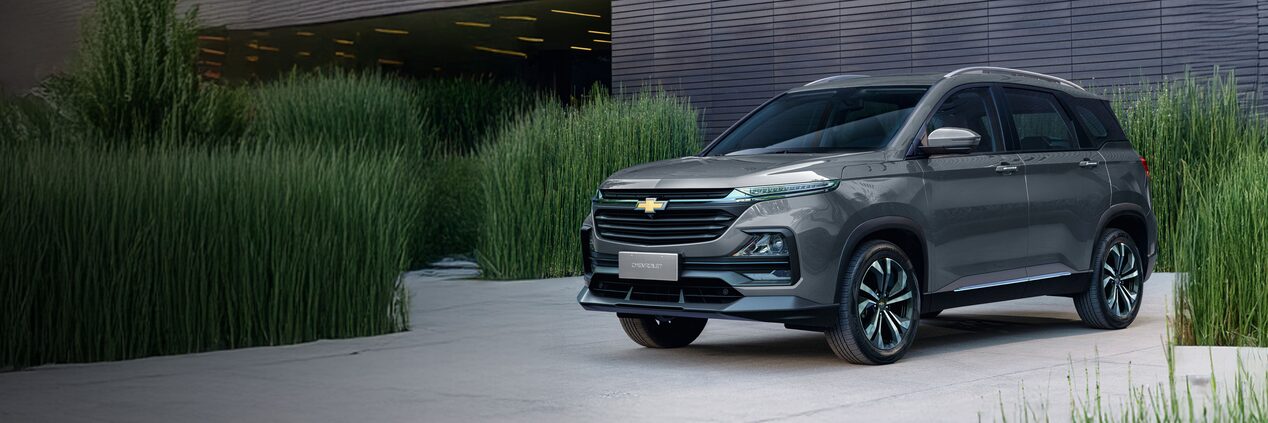 Chevrolet Captiva plata estacionada