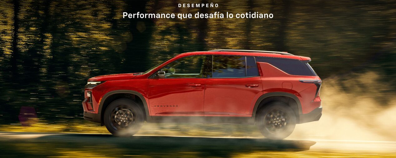 Chevrolet Traverse 2025 en movimiento por camino de tierra, demostrando su performance y potencia para enfrentar aventuras diarias