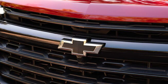 Detalle del emblema frontal de la Chevrolet Traverse 2025 con parrilla negra y acabado elegante