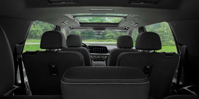 Interior de la Chevrolet Traverse 2025 con tres filas de asientos, sunroof panorámico y diseño espacioso ideal para viajes en familia