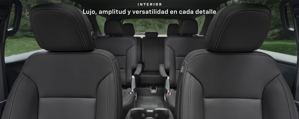 Interior de la Chevrolet Traverse 2025 con asientos de lujo, amplitud y versatilidad