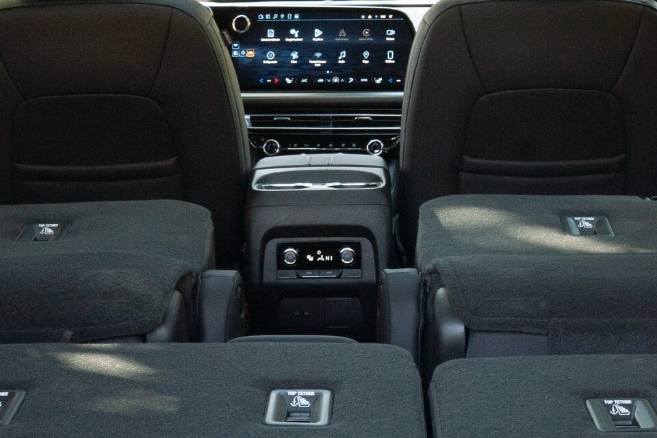 Vista del interior de la Chevrolet Traverse 2025 con asientos abatibles y consola central de lujo