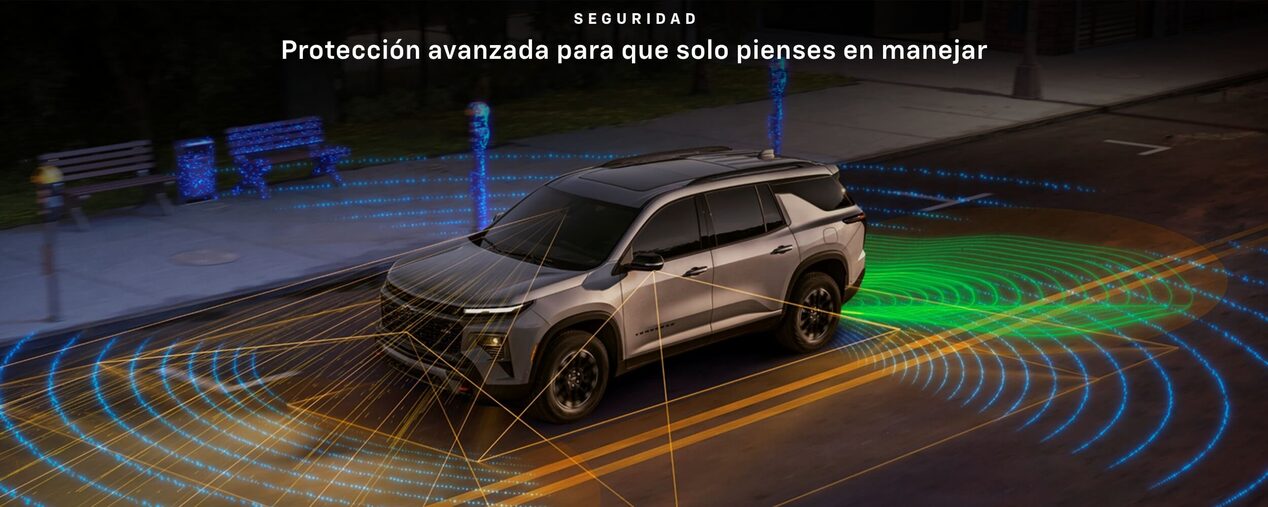 Chevrolet Traverse 2025 mostrando su sistema de seguridad avanzada con sensores de asistencia en conducción nocturna
