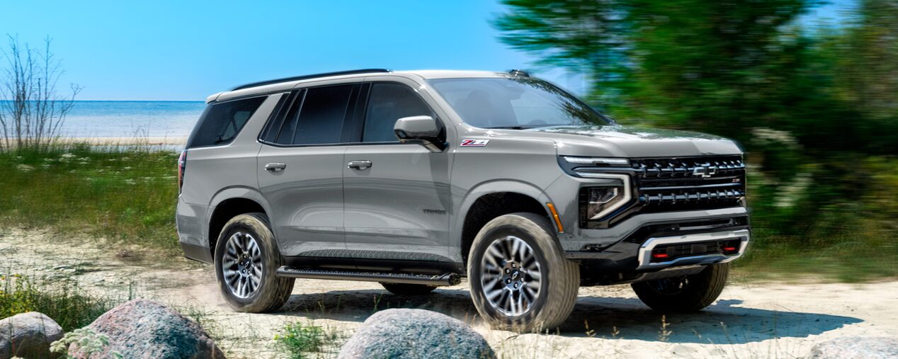 Chevrolet Tahoe 2025 Z71 en color blanco recorriendo camino off-road junto al mar, aventura y libertad