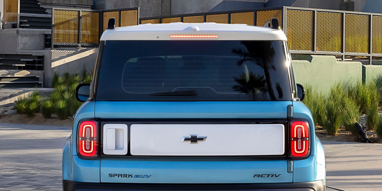 Vista trasera del Chevrolet Spark color Azul Aqua estacionado en área urbana.