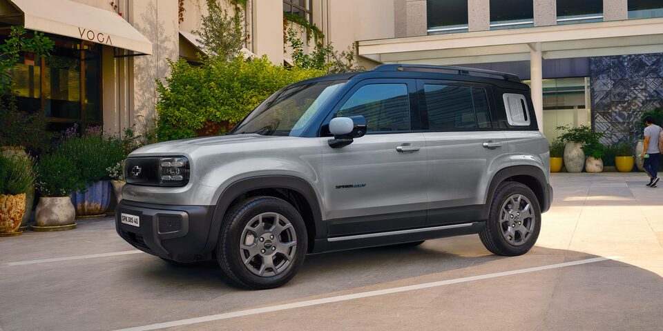 Chevrolet Spark EUV color Gris Nube estacionado en ára urbana, destacando su diseño con líneas impactantes y proporciones equilibradas