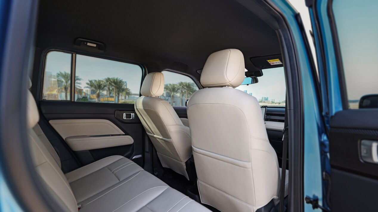 Interior trasero color Beish del Chevrolet Spark EUV destacando amplio espacio.