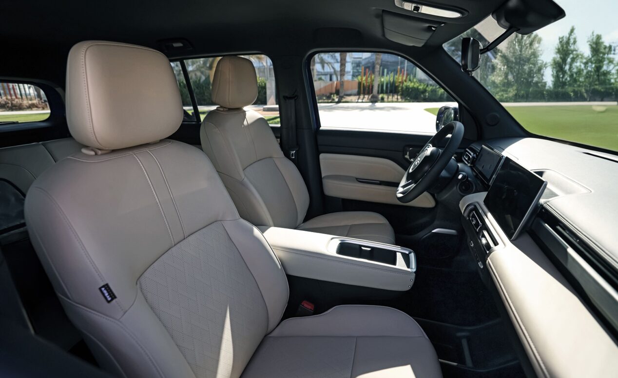 Interior frontal color Beish del Chevrolet Spark EUV destacando tapicería de primera calidad.