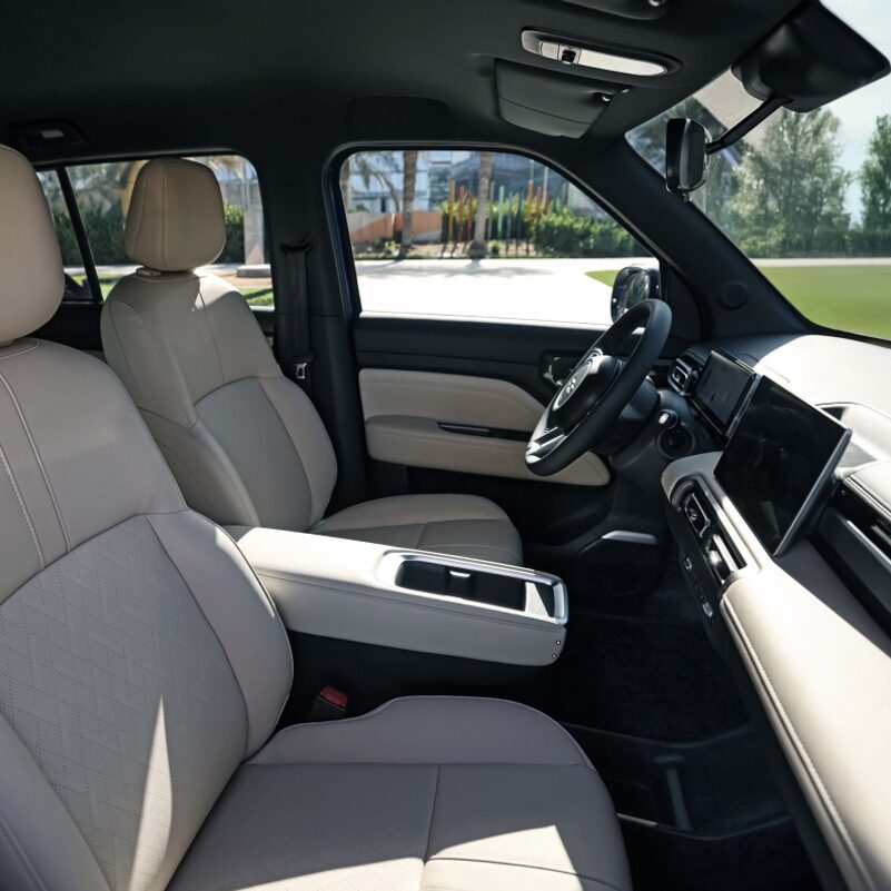 Interior frontal color Beish del Chevrolet Spark EUV destacando tapicería de primera calidad.