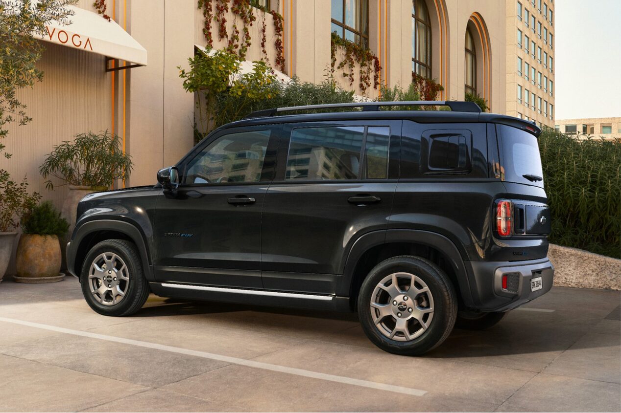Vista lateral del Chevrolet Spark EUV color Negro Galaxia estacionado en área urbana.