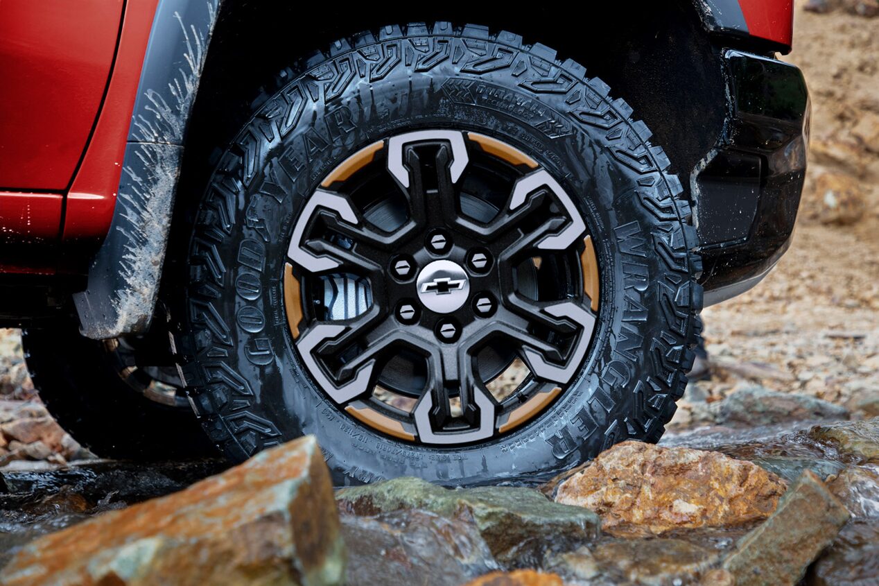 Vista en detalle de las llantas de la Chevrolet Silverado.