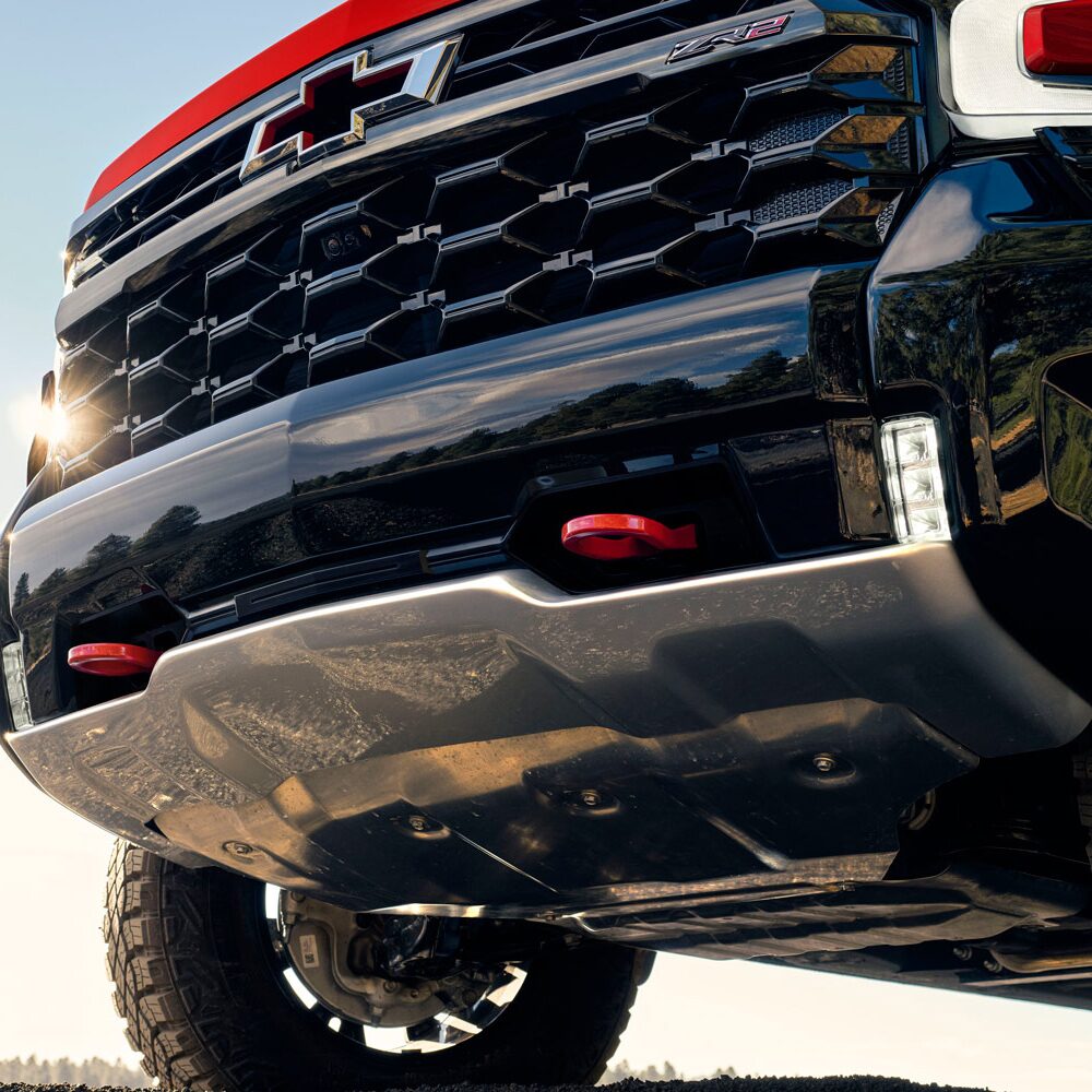Detalle de la parrilla frontal destacando los ganchos de remolque de las Chevrolet Silverado.