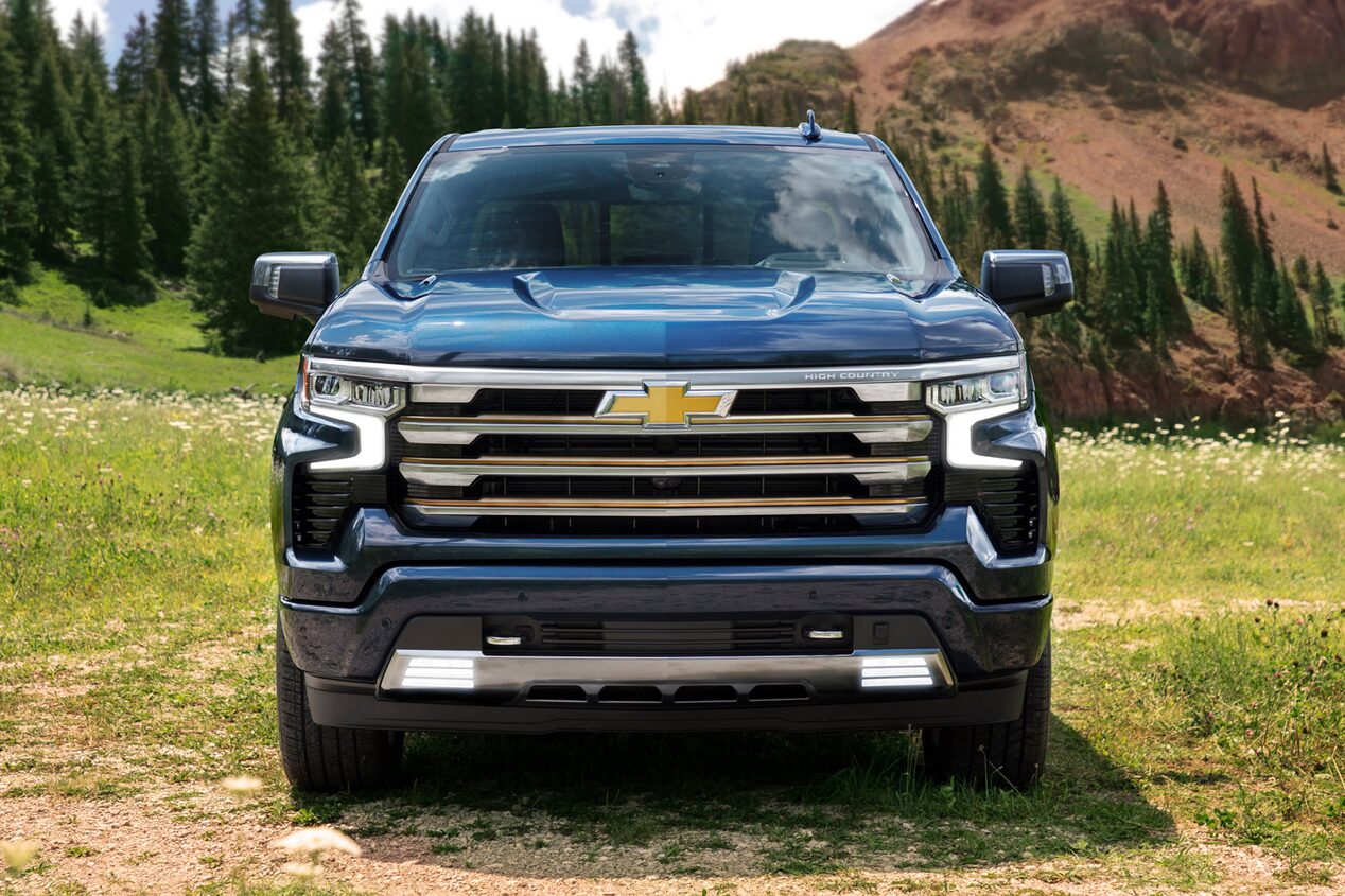 Vista frontal de la Chevrolet Silverado destacando la parrilla delantera.