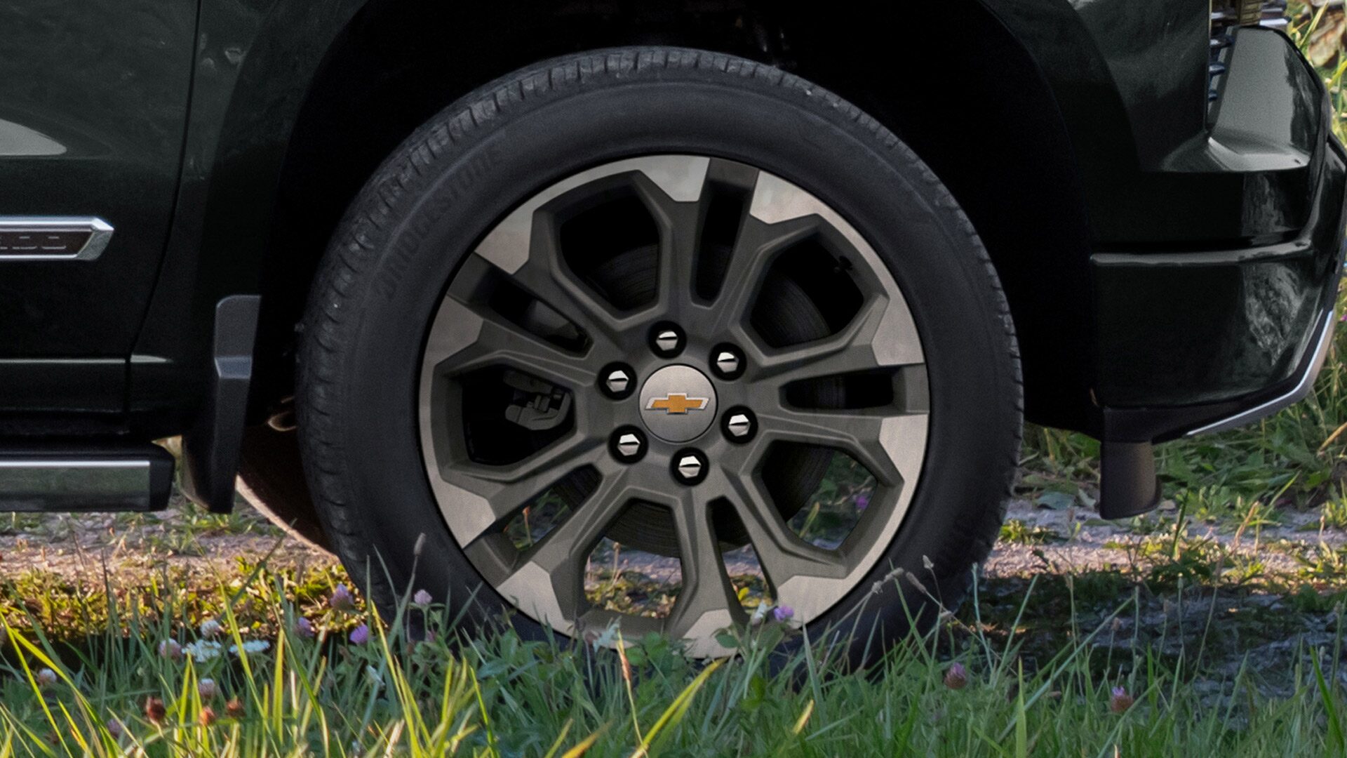 Detalle de las llantas de la Chevrolet Silverado.
