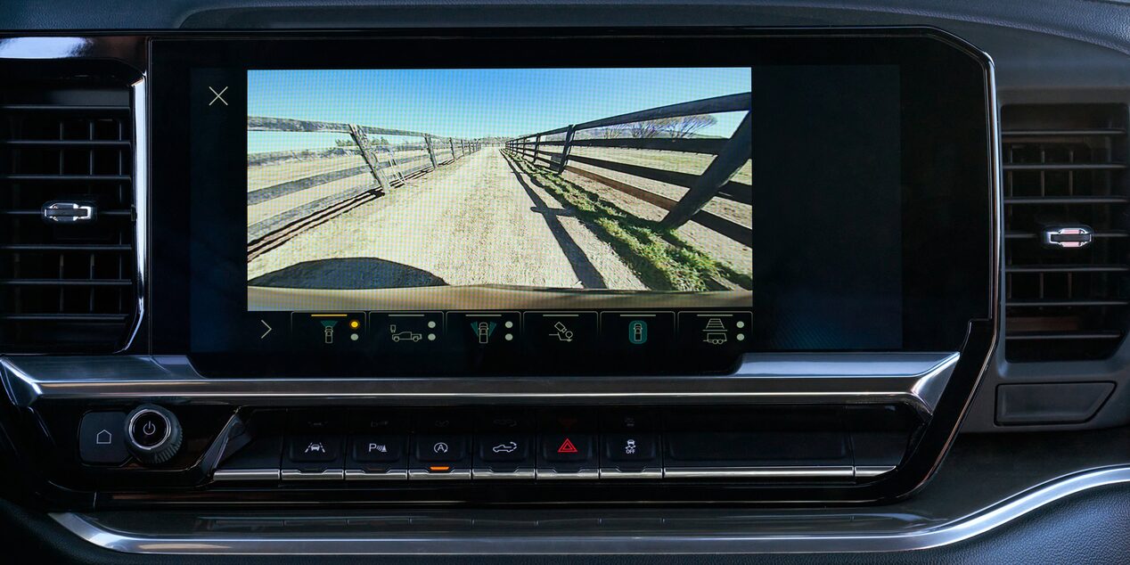 Pantalla táctil mostrando la función de la cámara trasera de la Chevrolet Silverado.