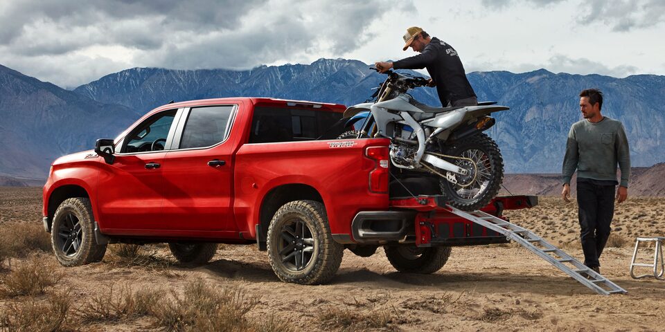 Chevrolet Silverado Z71 Trail Boss cargando una moto en su caja.