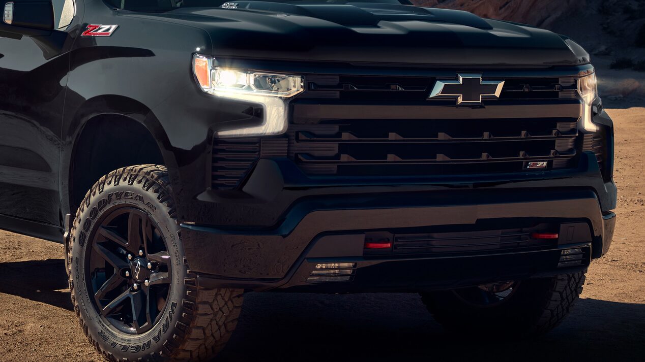 Detalle de la parrilla frontal de la Chevrolet Silverado.