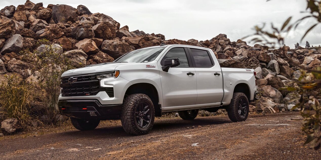 Chevrolet Silverado Z71 estacionada en un camino de tierra con rocas apiladas de fondo.