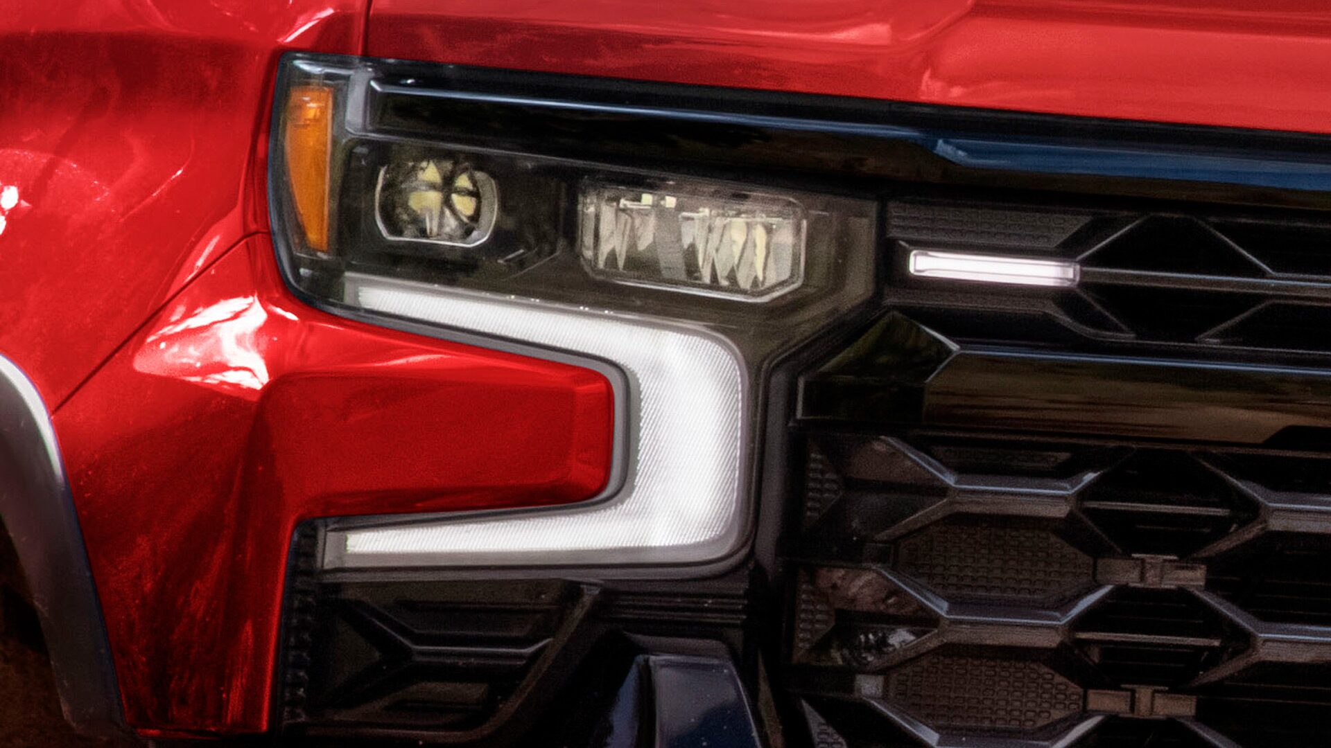 Detalle de los faros LED delanteros de la Chevrolet Silverado ZR2.