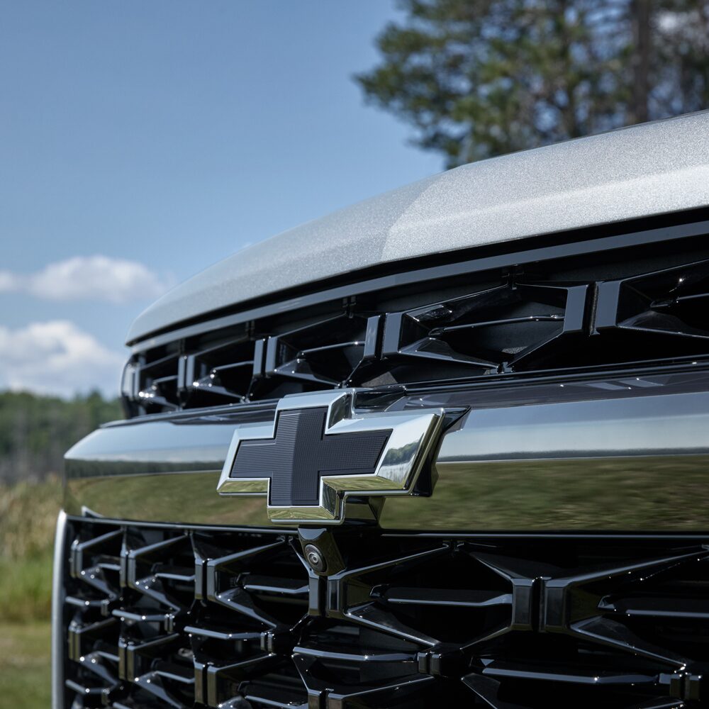 Detalle del emblema de Chevrolet en parrilla frontal de la Chevrolet Traverse. 