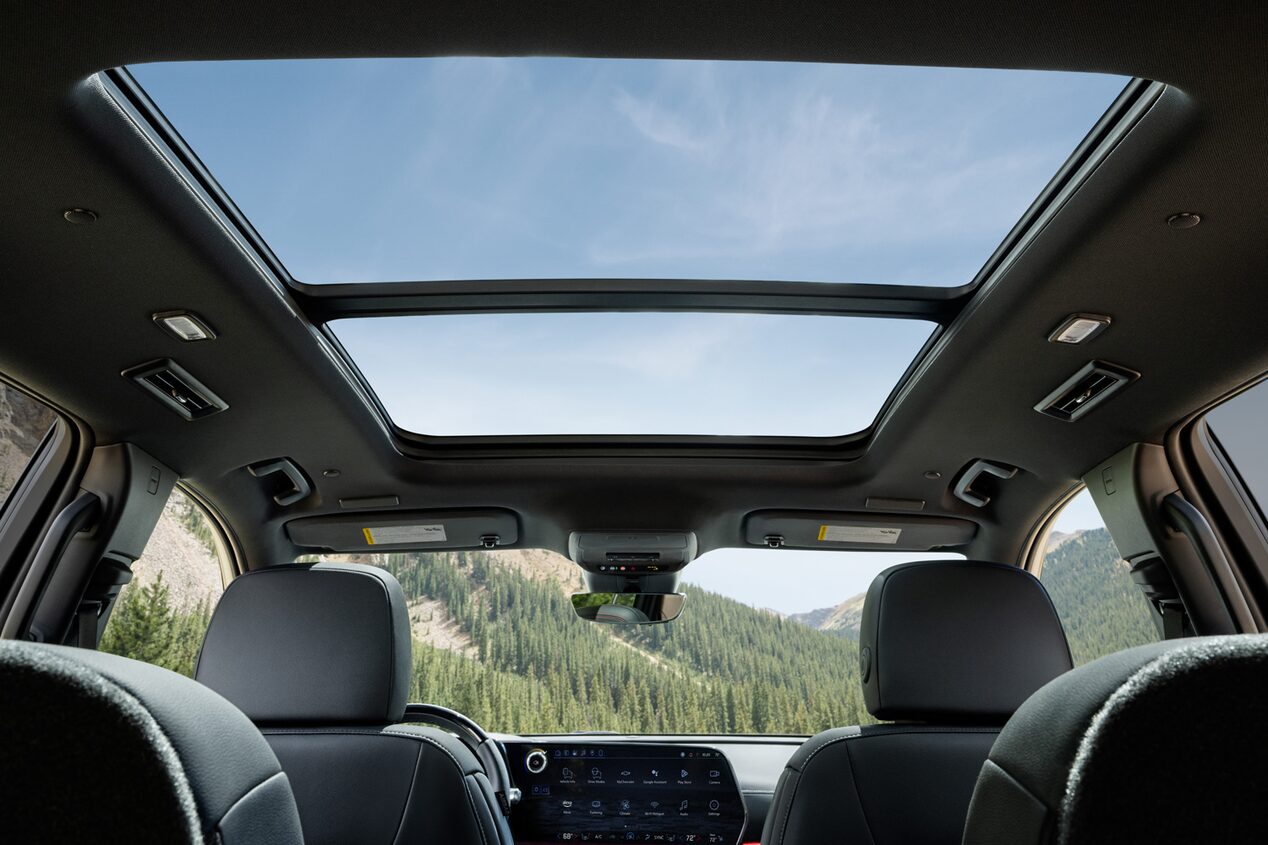 Vista interior de la Chevrolet Traverse de los asientos, techo y pantalla