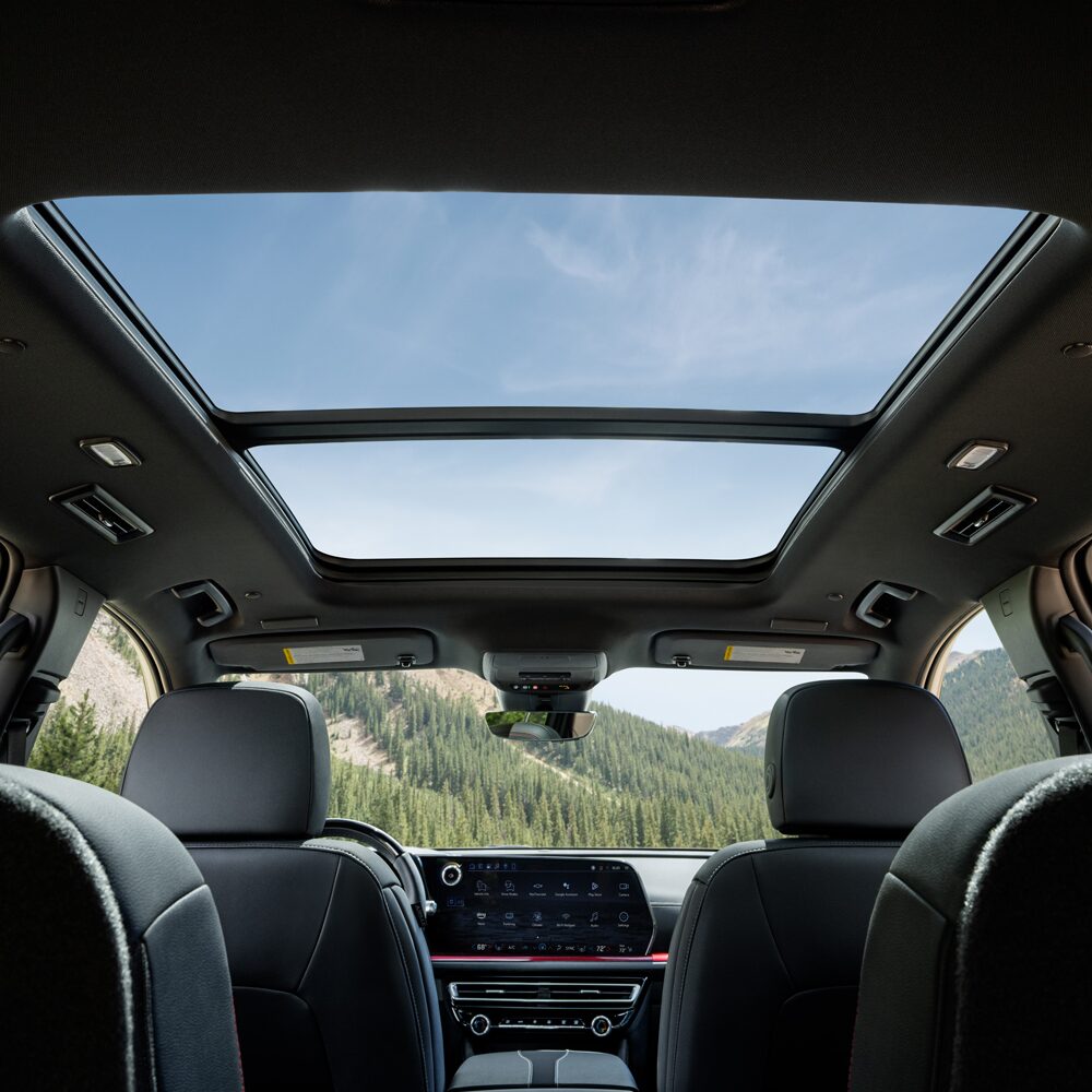 Vista desde el interior del Sunroof panorámico en la Chevrolet Traverse.
