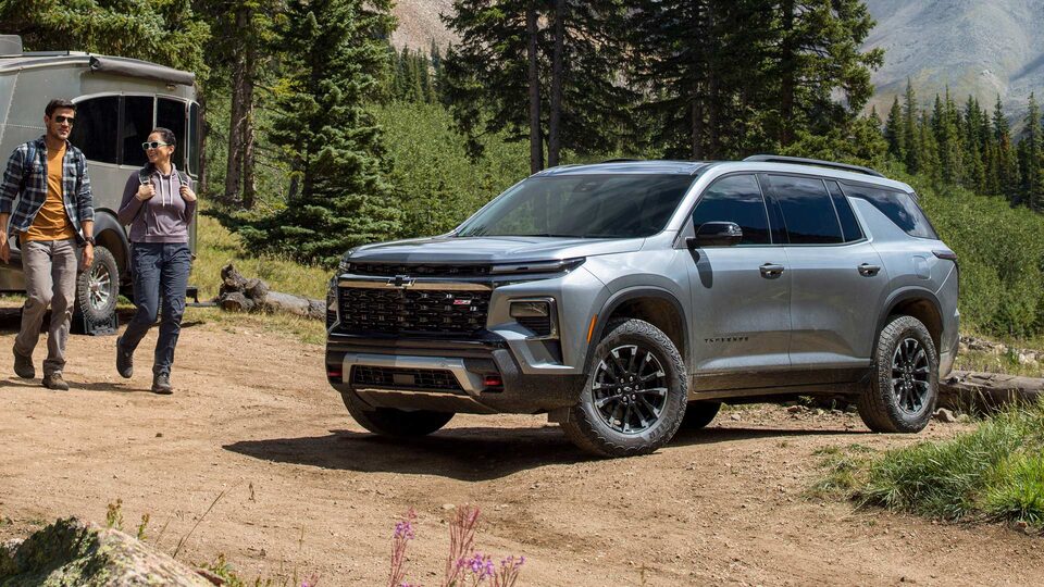 Chevrolet Traverse estacionada en un camino de tierra.
