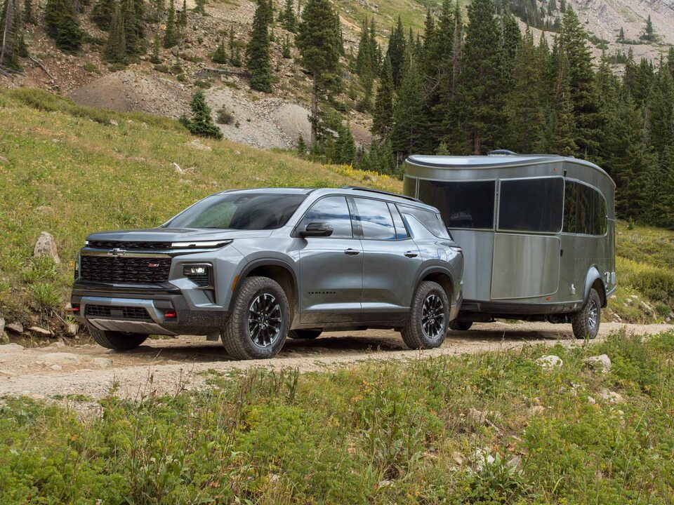 Potencia de la Chevrolet Traverse llevando un tráiler en camino de tierra.
