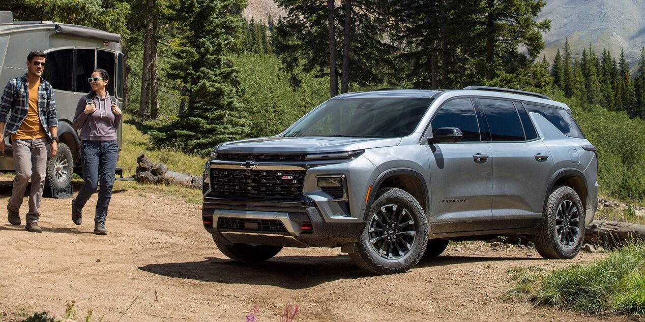 Vista lateral de Chevrolet Traverse Z71 estacionada.