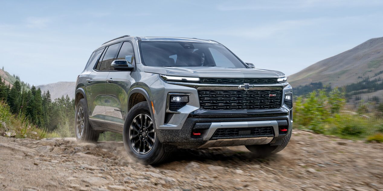 Vista frontal Chevrolet Traverse Z71 andando.