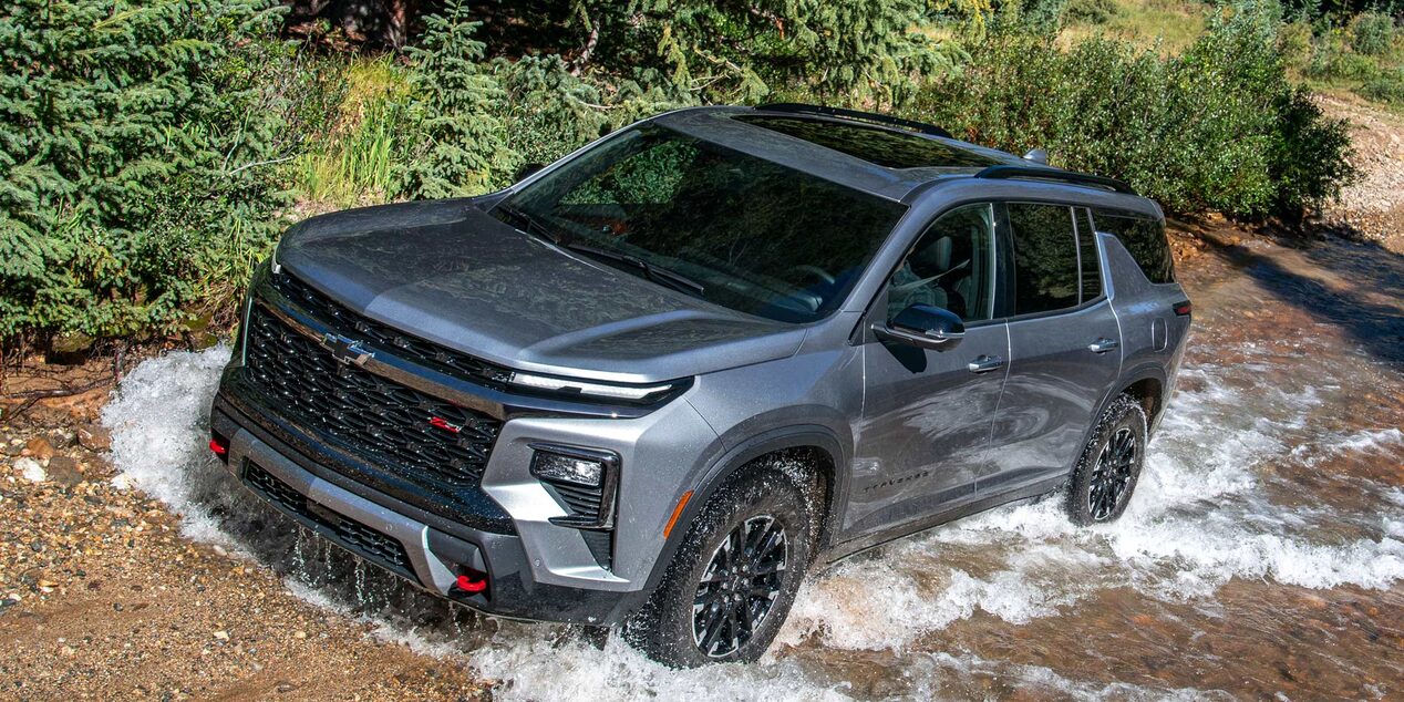 Vista Superior Chevrolet Traverse Z71 cruzando terrenos off-road difíciles.