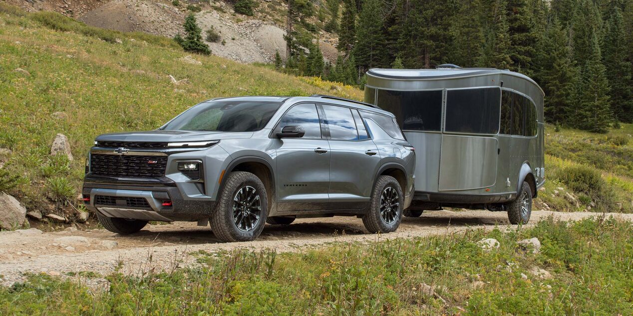 Chevrolet Traverse Z71 cargando un trailer en camino de piedra.