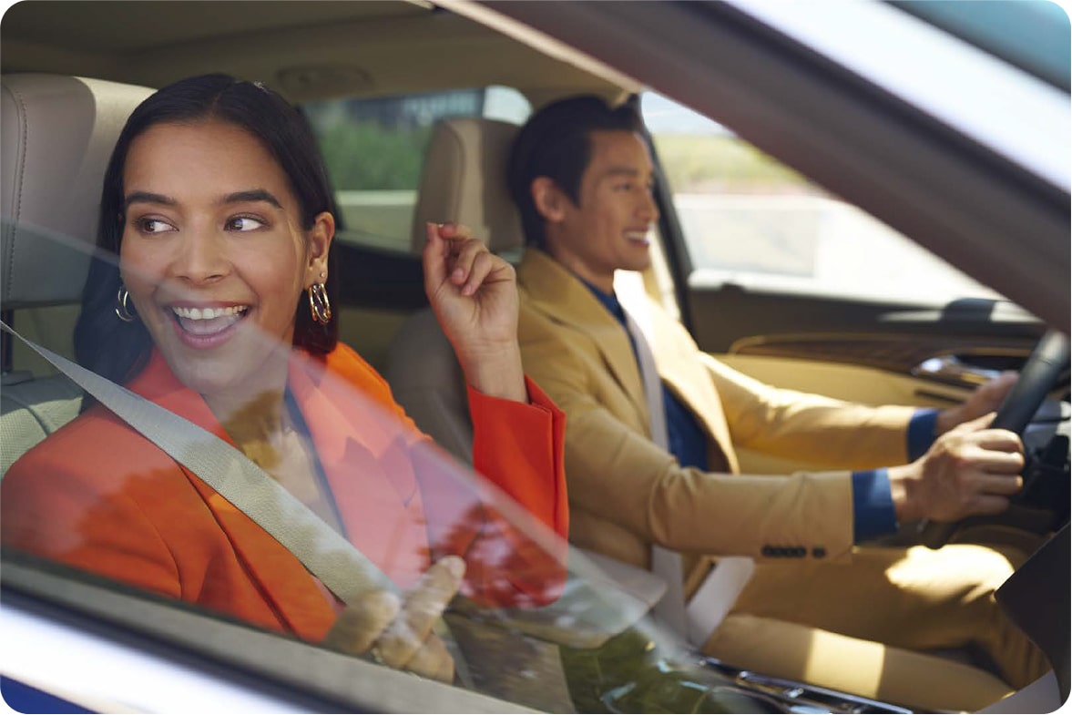 Pareja viajando en su nuevo vehículo Chevrolet