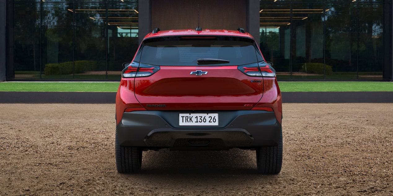 Vista Trasera del Chevrolet Tracker estacionado en zona urbana