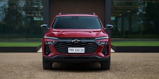 Vista frontal del Chevrolet Tracker estacionado en zona urbana