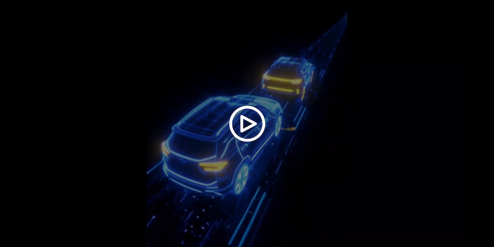 Marco de video predominantemente oscuro con elementos gráficos azules brillantes que representan dos vehículos conectados a OnStar.