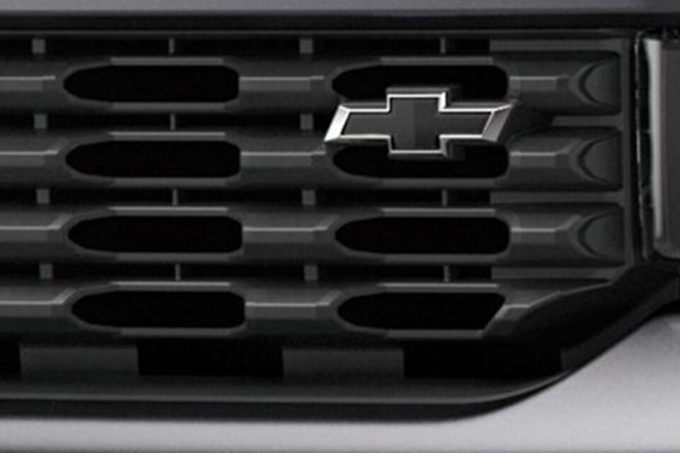Mejore su Chevrolet S10 con el emblema negro para parrilla