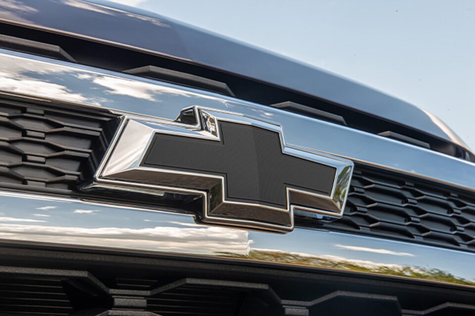 Mejore el aspecto de su Chevrolet S10 con el emblema negro delantero