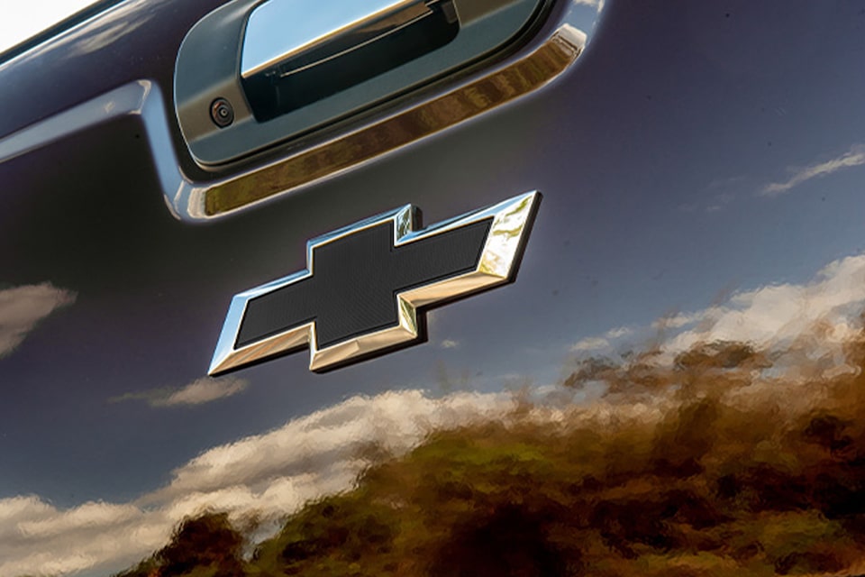 Mejore el aspecto de su Chevrolet S10 con el emblema negro trasero