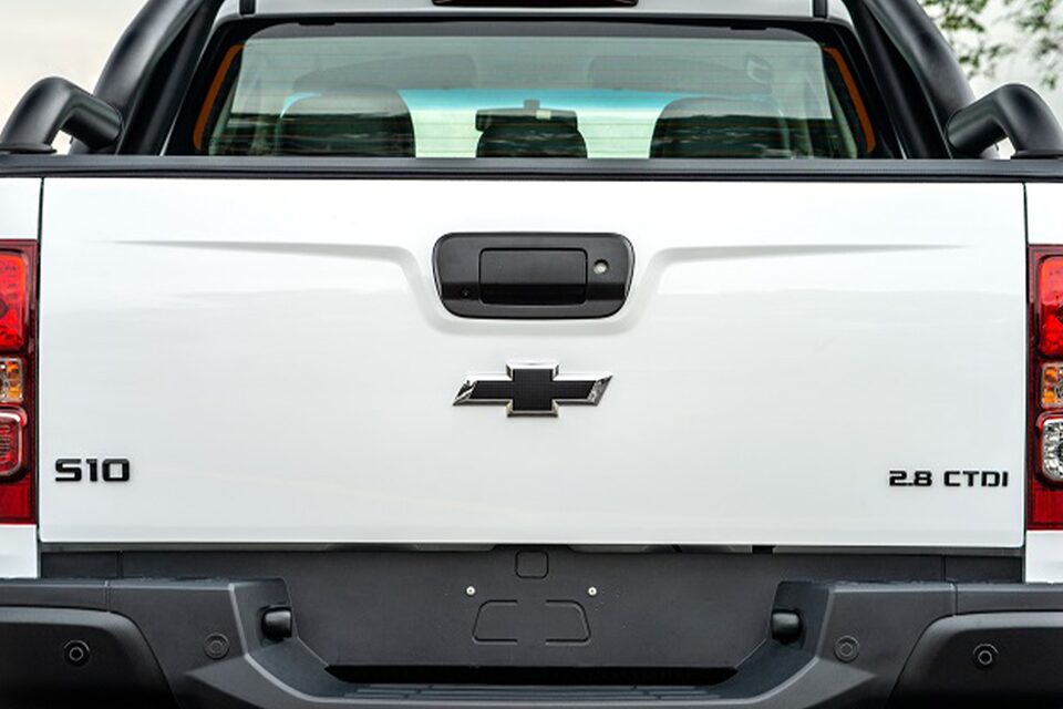 Dele un aspecto más impactante a su Chevrolet S10 con el emblema negro trasero