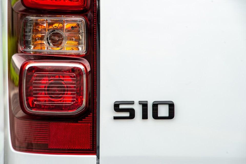 Dele un aspecto más impactante a su Chevrolet S10 con la insignia negra trasera