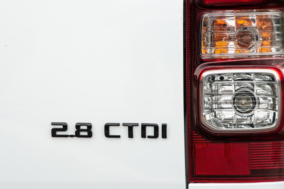Dele un aspecto más impactante a su Chevrolet S10 con la insignia negra trasera CTDI