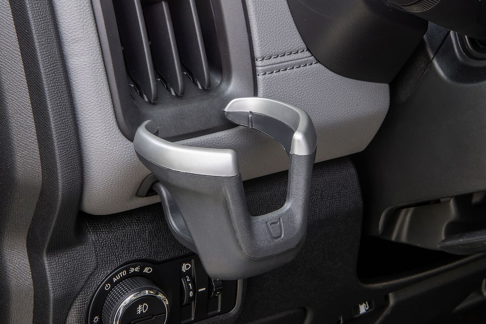 Acomoda tus bebidas dentro de tu Chevrolet S10 de forma segura con el porta vasos