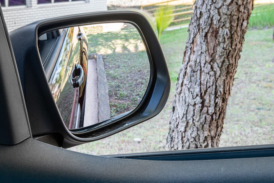 Tilt Down automáticamente cambia la posición del espejo retrovisor exterior derecho cuando tu Chevrolet S10 está en marcha atrás