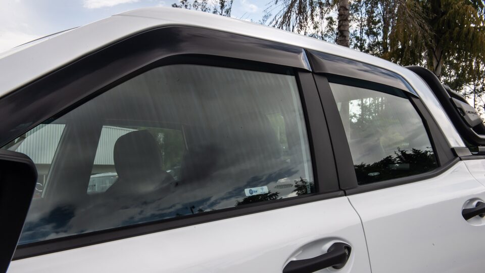 Protege el interior de tu pick up Chevrolet Montana mientras la ventana está baja con los deflectores