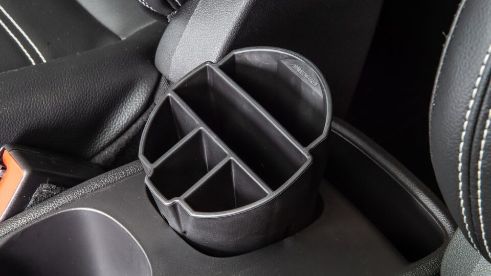 Ordena tu pick up Chevrolet Montana con el organizador portavaso