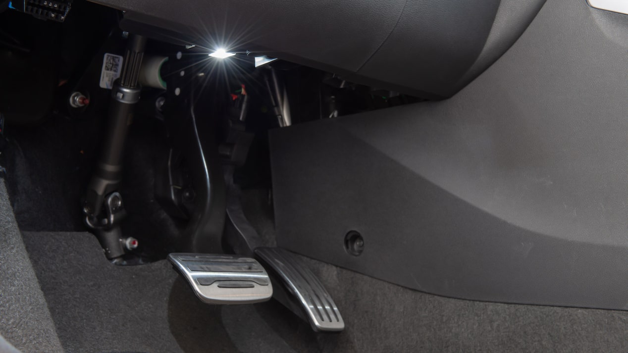 Agrega elegancia a tu pick up Chevrolet Montana con la iluminación de piso delantero